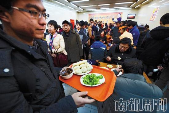 自从习近平光顾消费后，每天中午高峰时段，来自四面八方的顾客就在庆丰包子铺内外排起长龙。