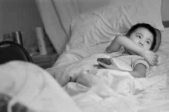 23日,7岁的马慧躺在医院病床上望着窗外,下身没有任何知觉。本报记者陈文进摄