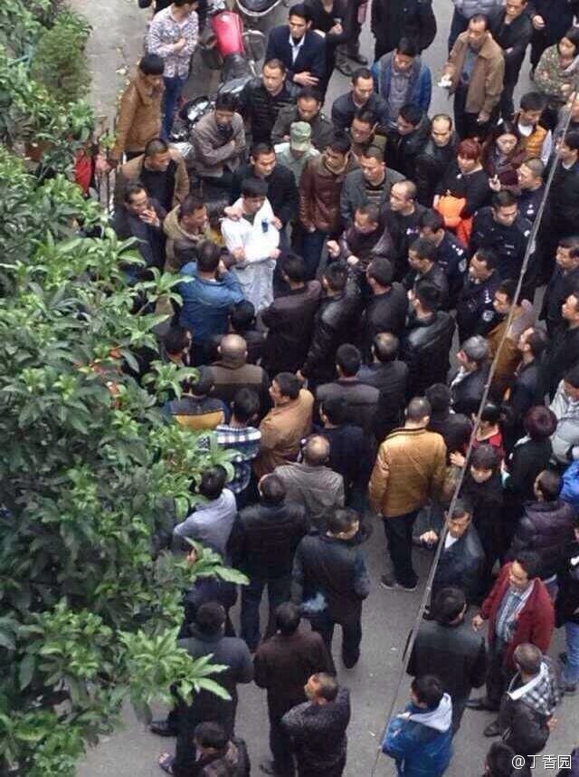 广东潮州一医生被100多人押走游行