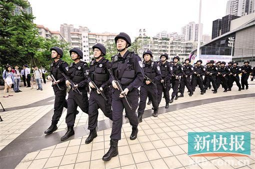 广东海珠社区民警将配微型冲锋枪巡逻图