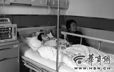 　昨日下午，在延长县医院，外婆守在5岁的黑钰雅病床前