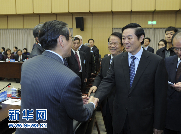 这是座谈会前，刘奇葆与汉学家代表握手。新华社记者 张铎 摄