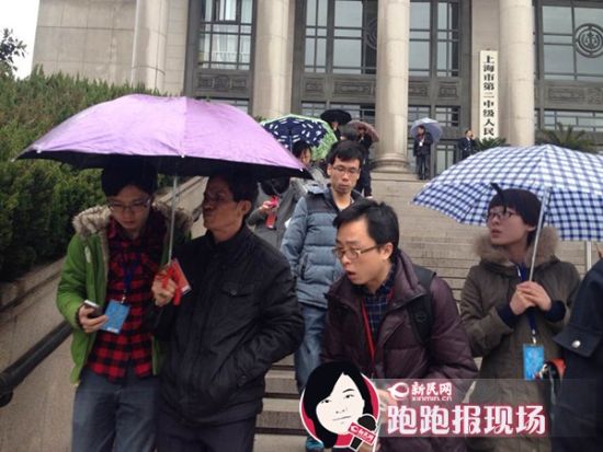 图说:2014年2月18日,复旦投毒案一审宣判,林森浩被判死刑。图为宣判后,记者追着林森浩父亲走出法院。新民网记者 胡彦珣 资料图