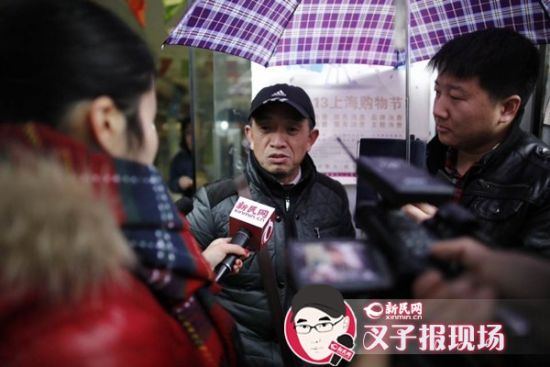 图说:2014年2月18日,复旦投毒案一审宣判,林森浩被判死刑。图为黄洋父亲接受媒体采访。新民网记者 萧君玮 资料图