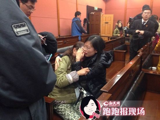 图说:2014年2月18日,复旦投毒案一审宣判,林森浩被判死刑。图为黄洋母亲在现场痛苦不已。新民网记者 胡彦珣 摄