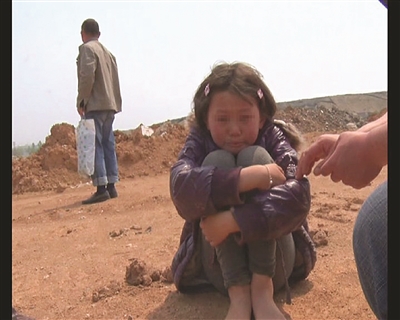 南京:10岁女孩下水救2女童 因1人溺亡岸边痛哭