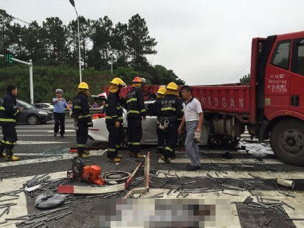 南京一轿车钻进货车车底遭削顶 致3人死亡1人重伤