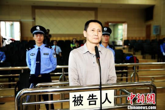 图为被告人耿弘在被告席上。 钟旭. 摄 图为被告人耿弘在被告席上。 钟旭. 摄