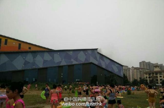辽宁抚顺一游泳馆疑发生火灾 百余人穿泳衣逃离 辽宁抚顺一游泳馆疑发生火灾 百余人穿泳衣逃离