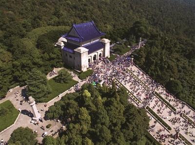 上图为昨天的中山陵园风景区至高点之一的孙中山先生陵寝也已经满是游客。 梅宁 摄 上图为昨天的中山陵园风景区至高点之一的孙中山先生陵寝也已经满是游客。 梅宁 摄