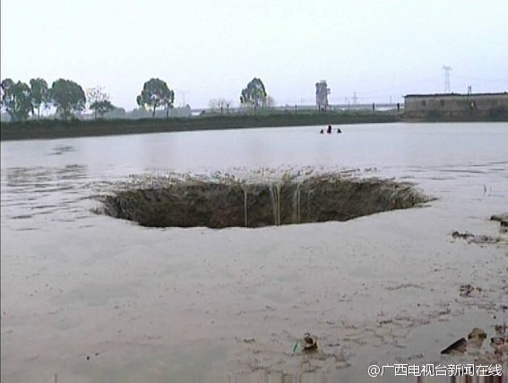 杨老板在广西桂平白沙镇石龙综合场第四大队养鱼，3月24日那天，他遭遇了一件怪事，当天凌晨四点左右，鱼塘的水位突然急剧下降，到上午九点，裸露的一处鱼塘底部惊现一个“天坑”，五万多斤鱼不翼而飞。村民推测这与附近的一个采石场有关。