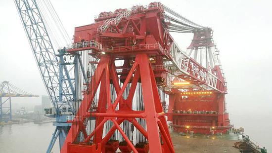 月13日，振华重工自主建造的世界最大12000吨起重船在上海长兴岛基地交付，并在现场命名为“振华30号”。