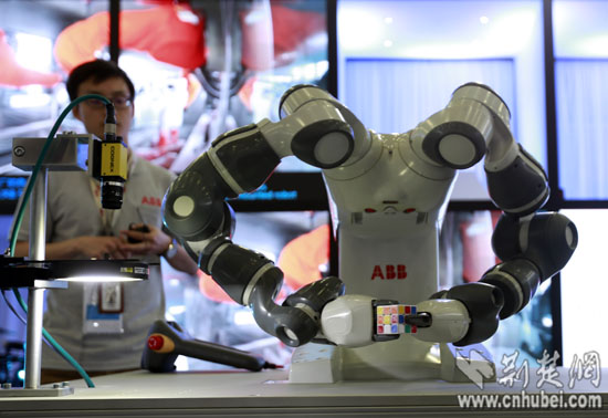 全球首台人机协作双臂机器人首秀武汉（图）