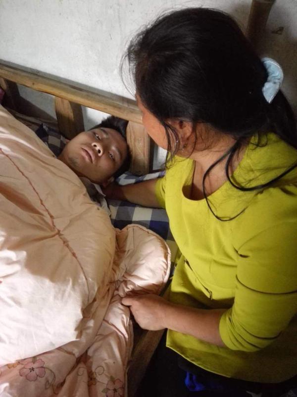 由于摄入剂量大，医院称已回天乏力，无奈的熊培荣家人目前已将其接回家。