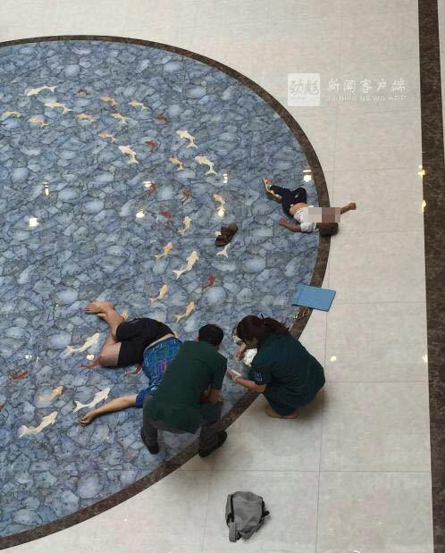 7月8日，黑龙江大庆市大同区凯达购物广场，一名37岁的父亲抱着两岁的儿子不慎从扶梯折下，摔到一楼大厅的地面上。 微博@黑龙江晨报 图