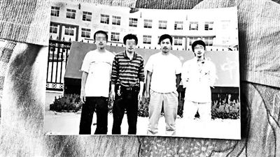 张佳男（左三）和他的同学们