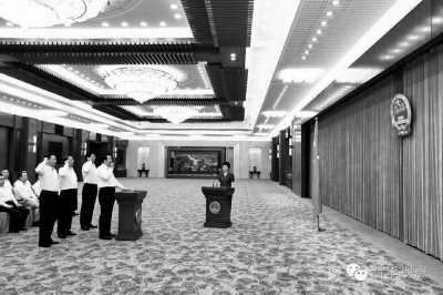 昨天,十二届全国人大常委会在北京人民大会堂举行宪法宣誓仪式,全国人大常委会副委员长严隽琪主持并监誓。新华社发