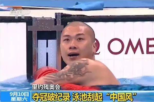 男子50米蝶泳更是在泳池中刮起了中国旋风,位于第6泳道的名将许庆携两位队友闯进决赛,入水之后,三位中国选手就确立了领先的位置,许庆和郑涛齐头并进,在最后的触壁时刻都难分伯仲,许庆最终以0.04秒的优势力压队友夺冠,他的成绩是29秒89,将自己在2012年创造的该项目世界纪录提高了0.01秒。