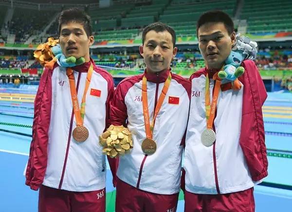 男子50米蝶泳S6级,中国选手许庆、郑涛、王李超分获金银铜。