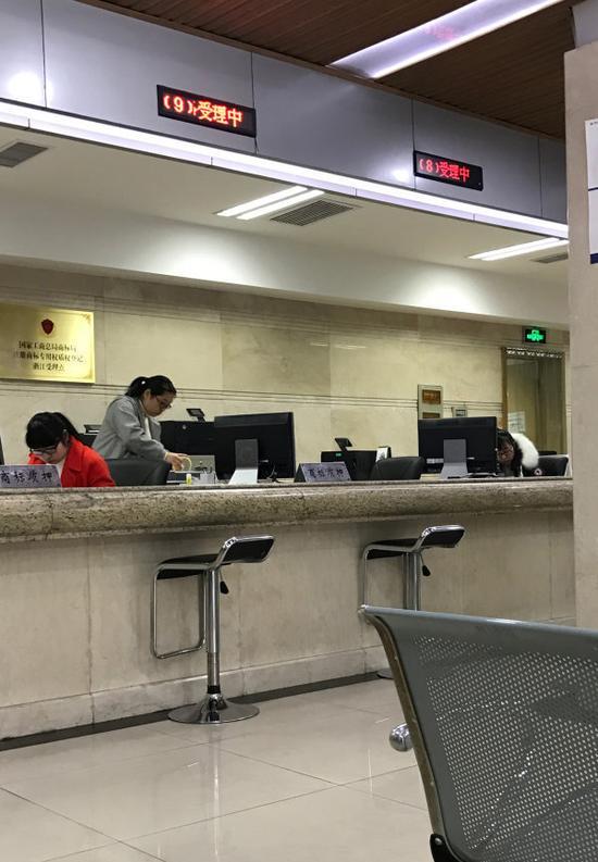 上班首日杭州公共服务窗口:有人闲聊有人抢红