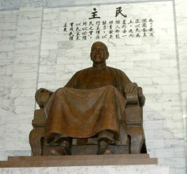 台当局要让中正纪念堂“转型”,蒋介石铜像何去何从成为焦点。(来源:台湾联合新闻网)