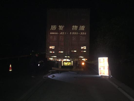 一辆挂有沪牌的大挂车停靠在路边,车厢上写有“浩发物流”的字样