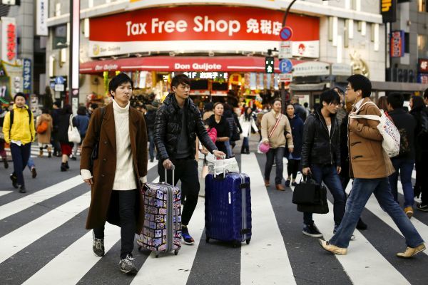 中国游客蝉联境外消费冠军 金额是美国游客两