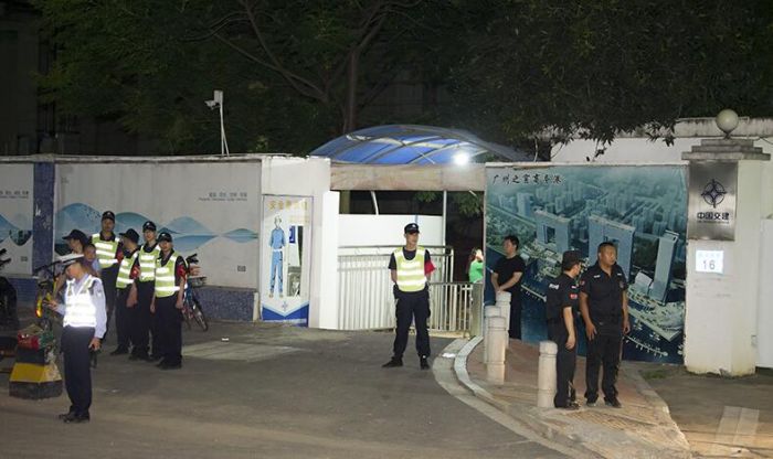 据目击者介绍,原本图中有两个塔吊,发生坍塌事故的是图中塔吊右侧的另一个塔吊。 海珠区振兴大街16号中交集团南方总部基地B区项目发生一起塔吊倾斜倒塌事故,经初步核查,事故造成7人死亡,2人受伤,据了解,下午六点多钟,突然听到一声响,看到对面塔吊慢慢弯曲,当时塔吊上有工人正在施工,最后坍塌。 7月22日18时30分许,海珠区振兴大街16号中交集团南方总部基地B区项目发生一起塔吊倾斜倒塌事故,经初步核查,事故造成7人死亡,2人受伤,目前伤者伤情稳定,无生命危险。涉事相关人员已控制。事故发生后,广州市