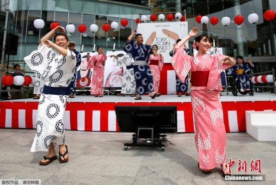 资料图：演员表演日本传统舞蹈。
