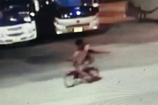 监控捕捉到的袭击者画面。图片来源：泰国《曼谷邮报》