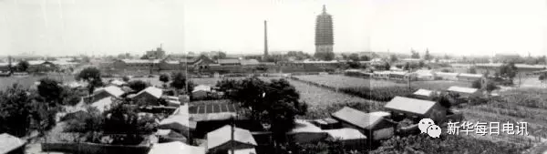 上世纪70年代的天宁寺塔和烟囱 图片由王武提供