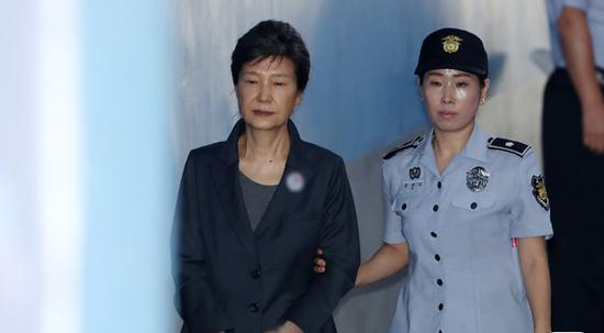 9月1日,朴槿惠脸色憔悴,与身边女狱警形成鲜明对比