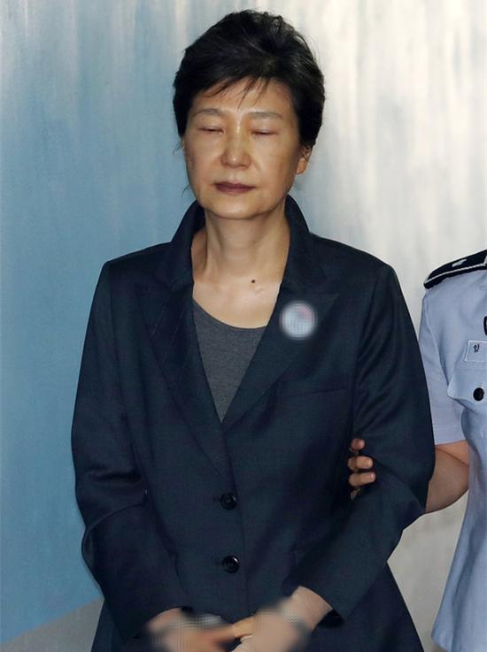 9月1日,朴槿惠出庭受审走路犯困