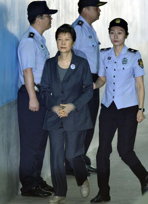 8月31日,朴槿惠出院第二天继续受审,新鞋亮眼