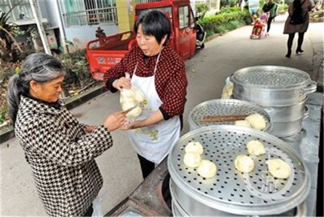 老夫妻摆摊卖4年包子不包快点儿子生前欠的债还不完