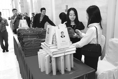 老挝外交部部长沙伦赛·贡马西:“如兄弟般更加亲密团结”