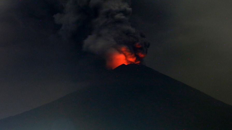 正在喷发的巴厘岛阿贡火山。（图片来源：福克斯新闻网）