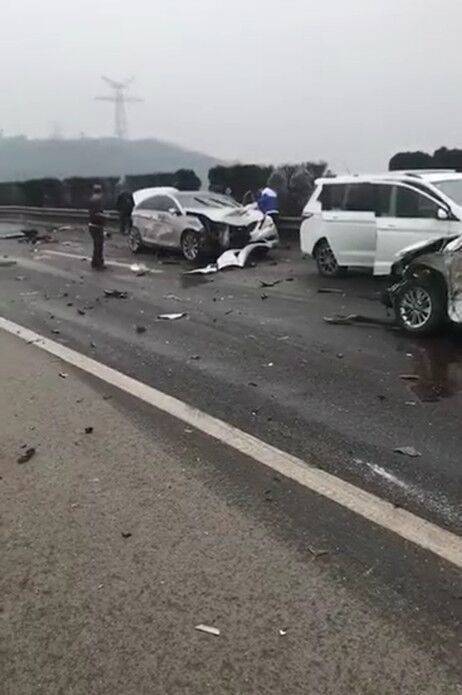 银昆高速宜宾岷江二桥路段9车相撞 致9人受伤 银昆高速宜宾岷江二桥路段9车相撞 致9人受伤