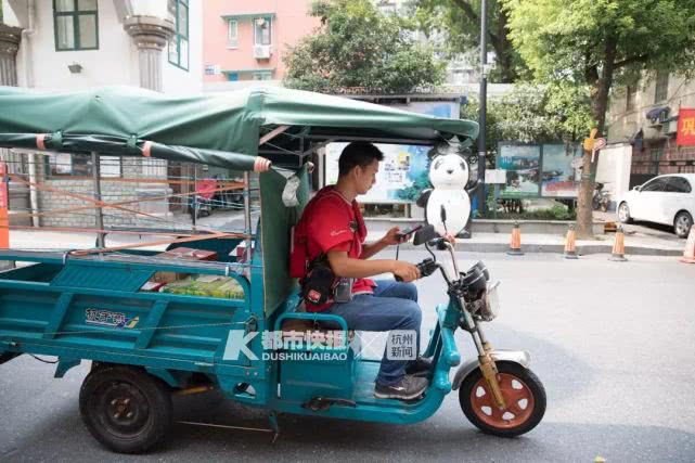 快递站长给员工配＂空调衣＂:衣服自带蓄冷冰块降温