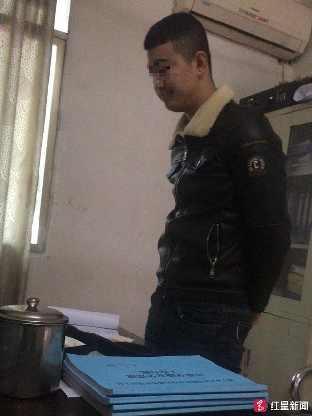 《光束快三平台》_胆真肥!19岁男子为上热门视频,踢踩警车还自拍