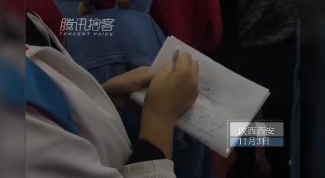 学霸!初三女生地铁站着写作业:卷子很多做不完,想考香港大学
