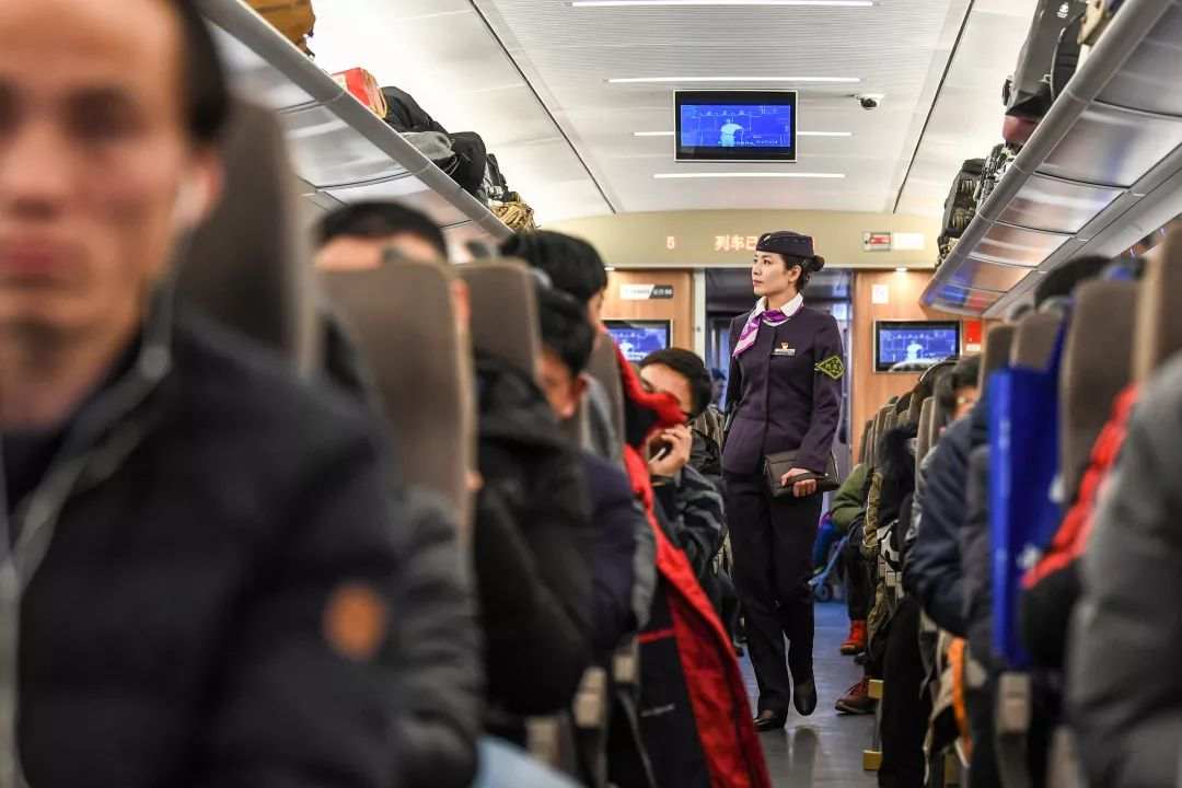 壮壮,妈妈要去上班了, 不能去接你放学、送你学吉他了。 这次情况特殊, 上班开会学习一共需要五天时间, 特此留下请假条, 请你批准。 等妈妈回来一定带你去游乐园玩, 绝不食言。 薛峰写给儿子壮壮的请假条。 在不能陪伴儿子的日子里 薛峰都会用一张请假条 来表达对儿子的思念和歉意 薛峰在列车上巡视。 薛峰是中国铁路上海局集团有限公司 上海客运段高一车队的一名列车长 家在徐州的她常年往返在京沪线上 薛峰一家。 薛峰的爱人是