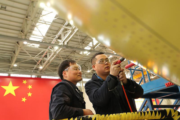 国产大飞机生产线上迎新春，C919三机首次同框