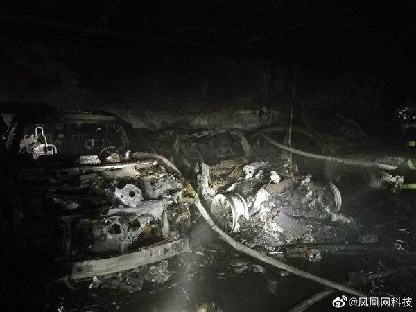 自燃特斯拉车主：车被烧成铁架，想想都后怕！