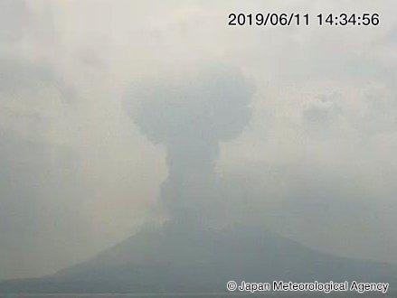 日本樱岛火山今年第44次爆发,喷烟高达2200米