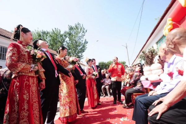三胞胎同时结婚,新娘都曾认错人!更神奇的是…