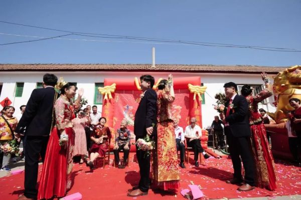 三胞胎同时结婚,新娘都曾认错人!更神奇的是…