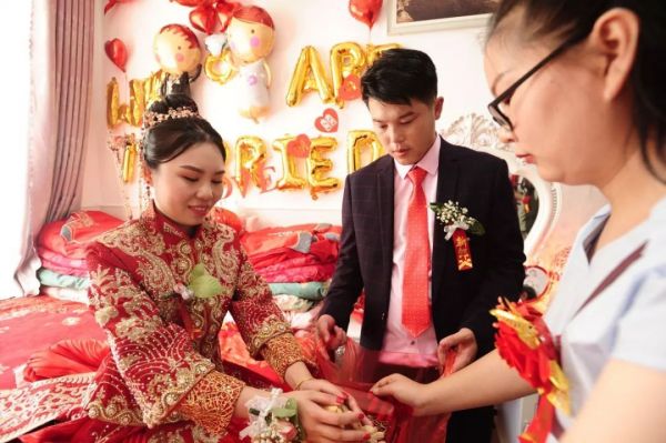 三胞胎同时结婚,新娘都曾认错人!更神奇的是…