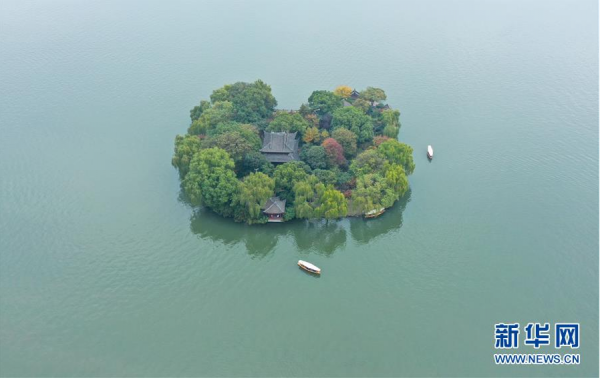 11月22日,游船环绕湖心亭行驶.新华社记者翁忻旸 摄