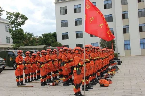 森林消防的铁拳尖刀记者探访云南森林消防总队特勤大队